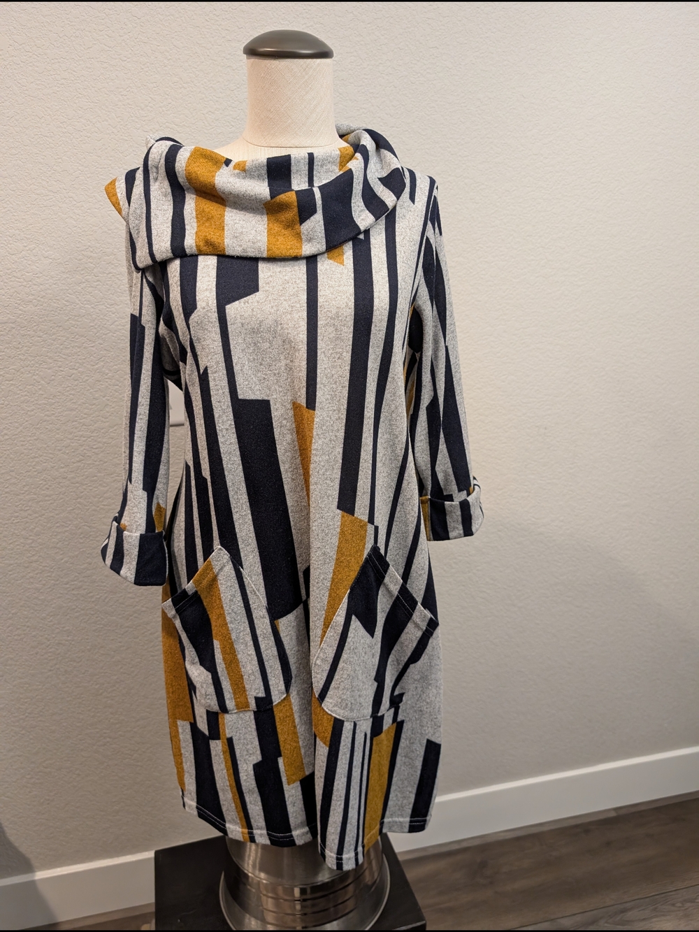 Papillon Blanc Sz M Geometric Striped Dress Black, Grey, and Yellow w/ Pockets